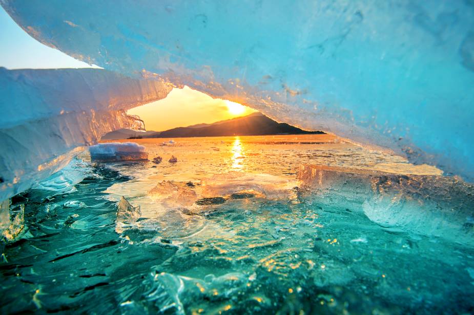 New Danish project to predict ice-free Arctic summers Image: large and beautiful chunk of ice at sunrise in winter (s. IcyAlert, climate change, Arctic)