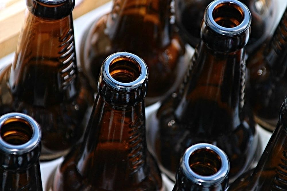 More microplastics in glass bottles than plastic: study Image: Glass Bottles (s. microplastics)