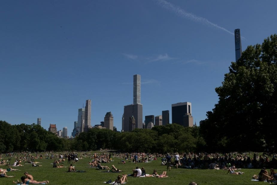 Millions in US sweat out first extreme heatwave of year Image: a crowd of people sitting in Central Park West Historic District, New York (s. heatwave, climate change)