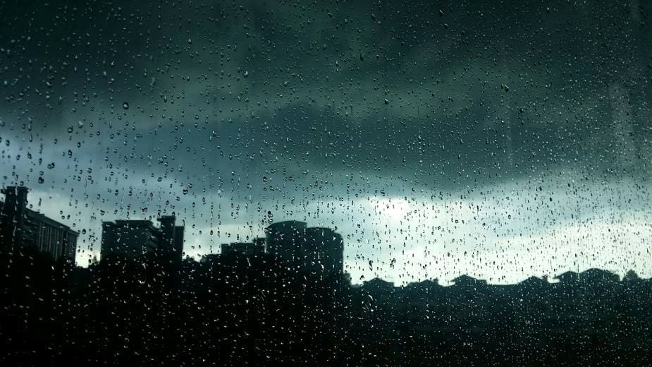 Warming climate may accelerate weather instability Image: rain drops on glass window (s. climate, Precipitation Whiplashes)