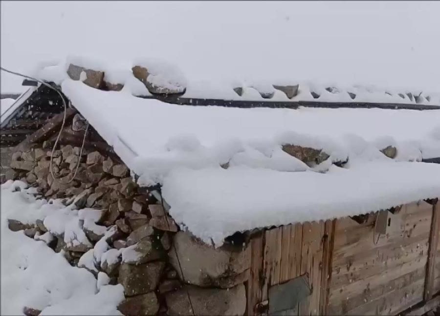 Image: Snow arrives on the plateaus of northeastern Turkey at the same time firefighters battle flames 1,600 km away on the coast (s. heavy snow, climate)