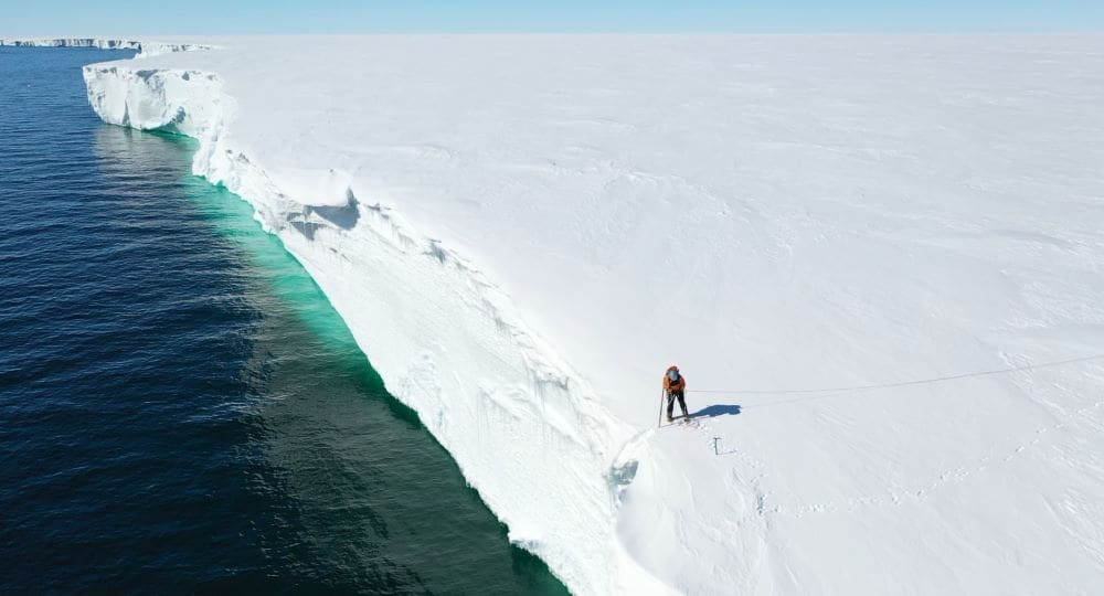 Tides linked to timing of massive Antarctic iceberg break-offs Image: cliff edge after calving (s. Brunt Ice Shelf, ocean tides)