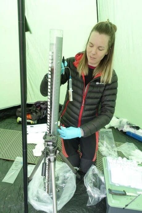 Image: Extracting porewater from a sediment core 