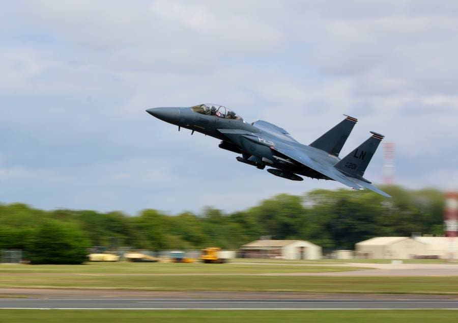 Image: a fighter jet flying over a runway (s. science, climate, Muser)