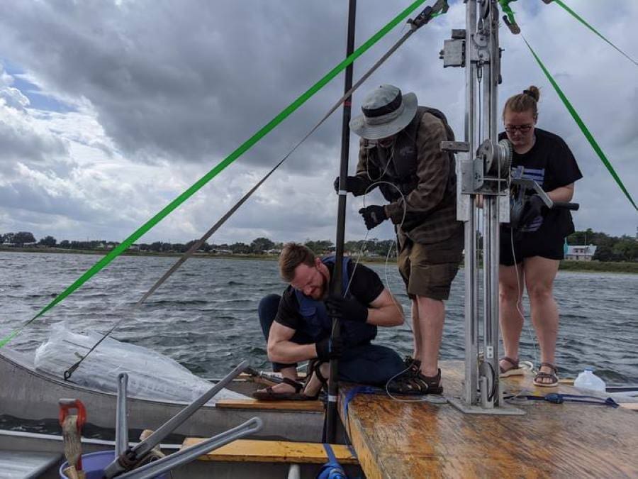 Image: Research group samples sediment core (s. forests, climate change)