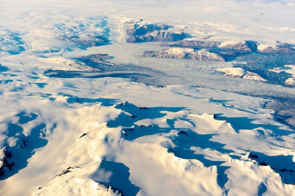 Melting glaciers turn carbon-storing land into greenhouse gas sources Image: Airview, Greenland (s. glaciers melting)
