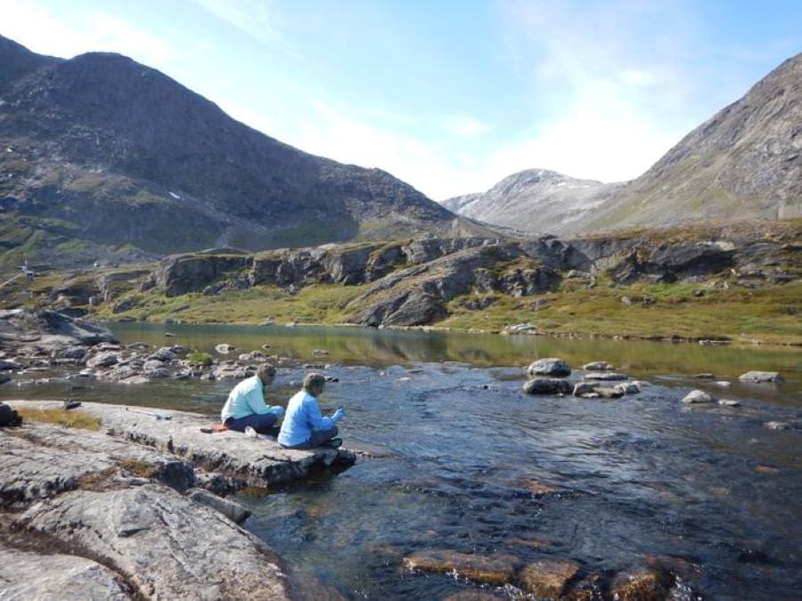 Melting glaciers turn carbon-storing land into greenhouse gas sources Image: Researchers sample glacial water (s. glaciers melting, climate, greenhouse gases)