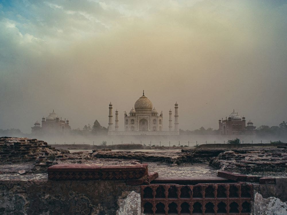 Image: a view of the Taj from the ruins (s. world heritage)