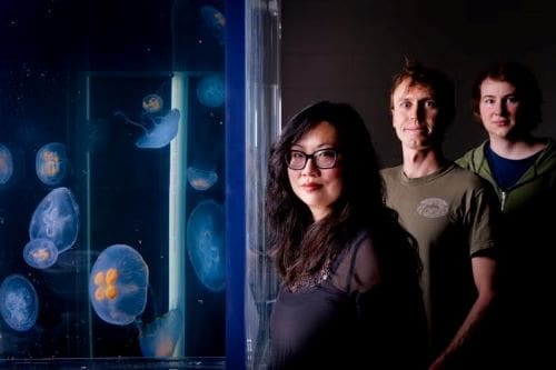 Image: Nicole Xu photo with graduate students and jellyfish