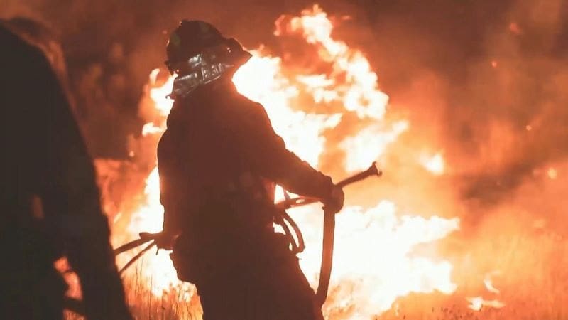 Image: firefighters battle a forest fire (s. heatwaves, climate)
