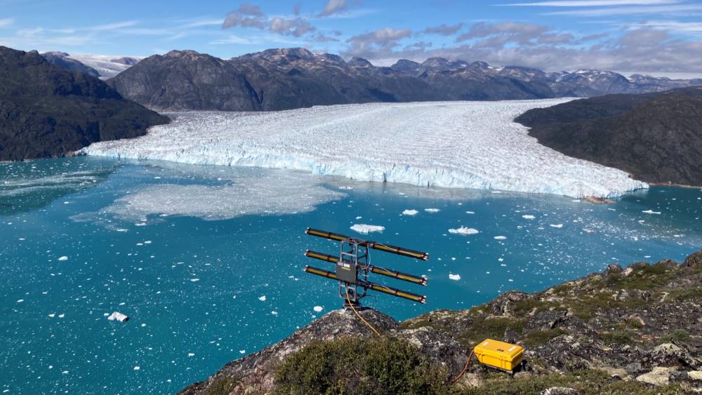 Falling ice accelerates Greenland glacier retreat Image: Iceberg calving