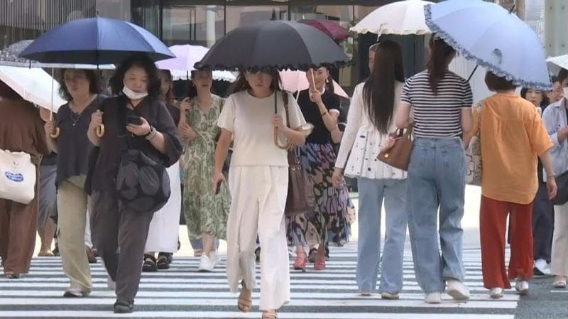 Tokyo logs record 10 days of 35°C or more Image: people on streets, Tokyo