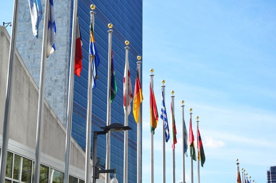 UN pushes nations to submit overdue climate plans Image: Flags at UN, New York (s. climate change, climate plans)
