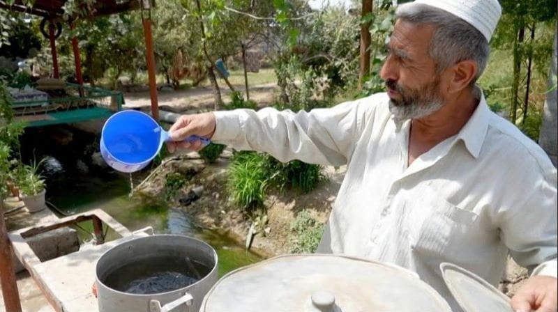 Image: man pouring water (s. Tajikistan)