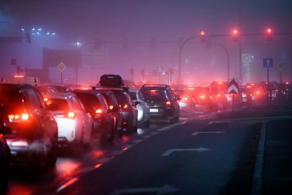 Image: Smog and heavy traffic at night, EU (s. carbon emissions)