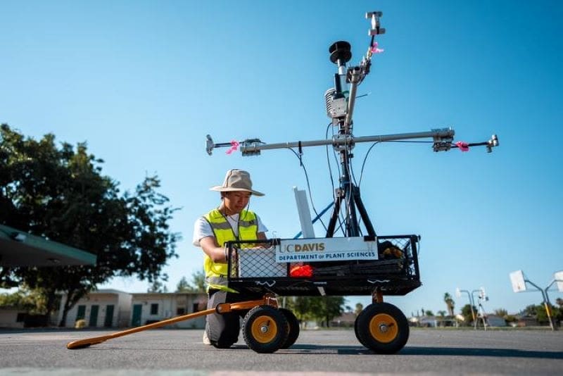 Image: Researchers with temperature measuring cart