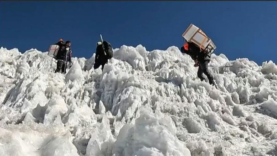 Image: a team of scientists ventured into eastern Tajikistan to drill deep ice cores holding vital clues about climate change (s. glaciers, ice melt)
