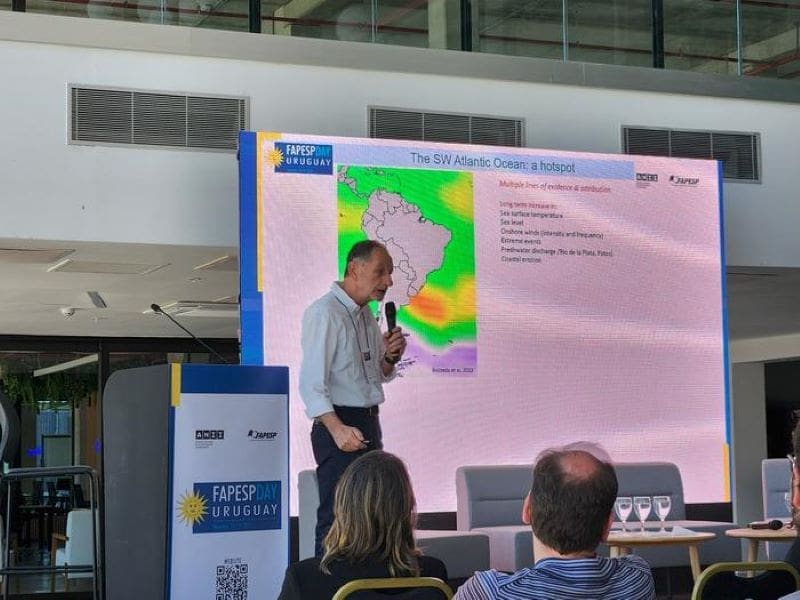 Image: Omar Defeo, a professor at UdelaR, gives a lecture during the Oceanography session at FAPESP Day Uruguay