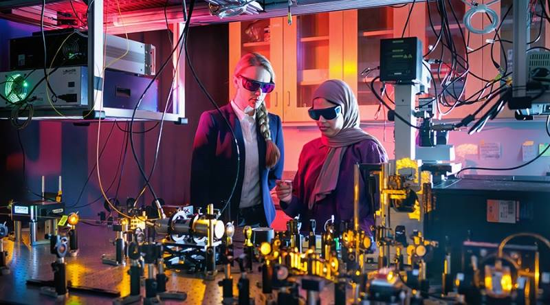 Image: The UChicago Pritzker School of Molecular Engineering research team used single particle spectroscopy - a technology that allows them to monitor energy transfer at the nanoscale