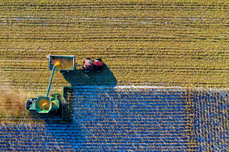 Image: harvesting crops (s. carbon footprint, climate science)