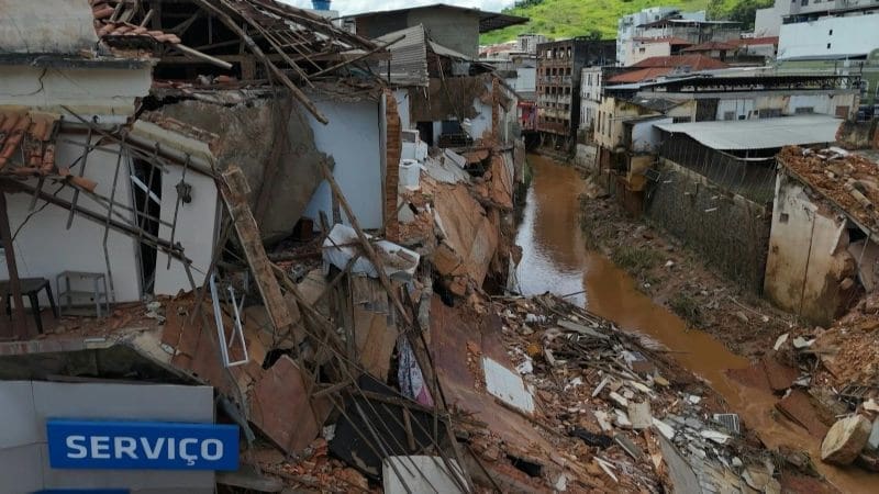 Image: Streets in the commercial district lie strewn with debris after the Uba River overflows, collapsing a bridge and several buildings (s. Brazil floods)