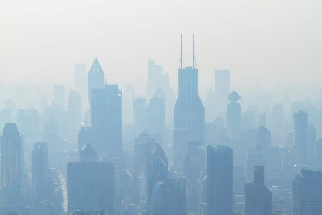 Image: aerial view of high-rise buildings covered with smoke (s. air quality, air pollution, China)