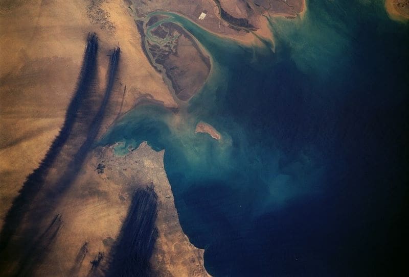 Satellite Image: Smoke plumes from the Kuwaiti Oil Fires as seen from space (7 April 1991) (s. Middle East conflicts, environment)