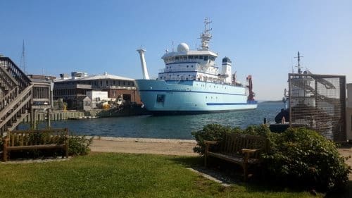 Image: research vessel Sikuliaq