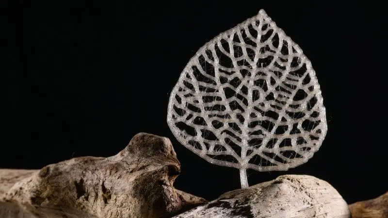 Image: A 3D-printed “leaf” made with a new bioplastic (s. plastic alternatives)