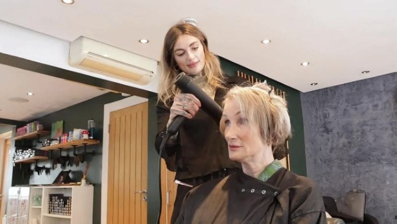 Image: Hair stylist Harriet Barber of B Hairdressing, Bath, with a client (s. hairdressers, climate action influencers)