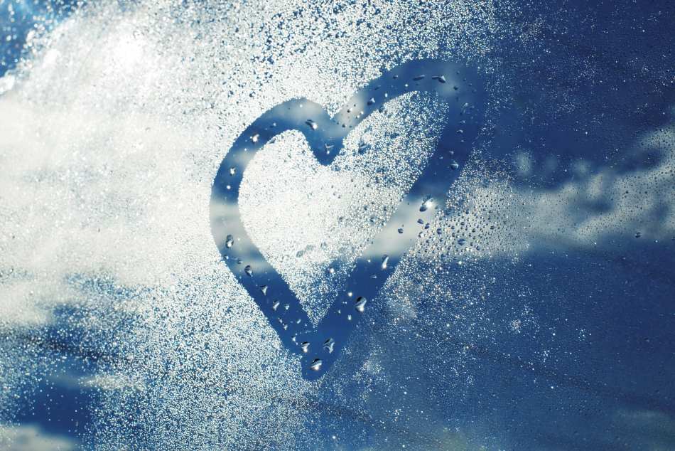 Image: Heart shape on cold glass with condensation droplets symbolizing increased cardiovascular risk in cold weather