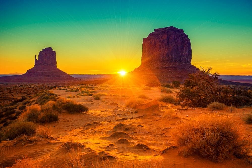 Record-breaking heatwave grips western US Image: Sunset at the sisters in Monument Valley, USA (s. heatwave, record)