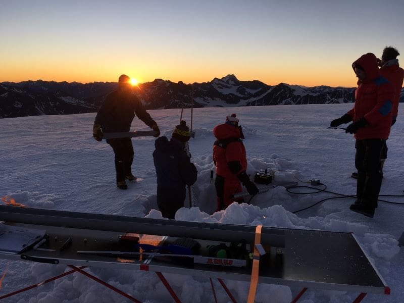 Image: Researchers drill an ice core at Weißseespitze, Ötztal Alps, in 2018 (s. Melting Alpine glacier reveals medieval mining, fires and volcanic pollution) 