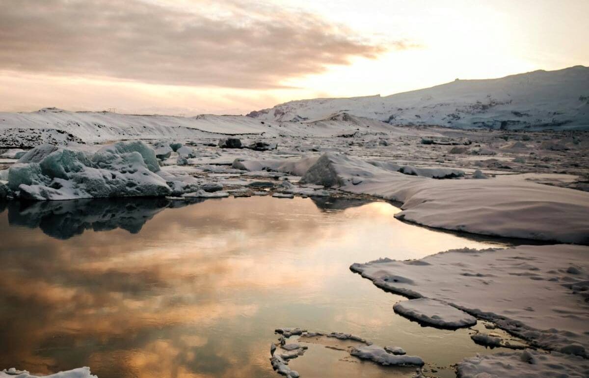 Arctic melt ponds identified as source of cloud-forming particles Image: Scenic View of a Snow Covered Landscape (s. pond, Arctic, clouds)
