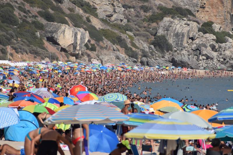 Europe sweats through new heatwave, with worse to come Image: Beach, People, Heatwave, Europe