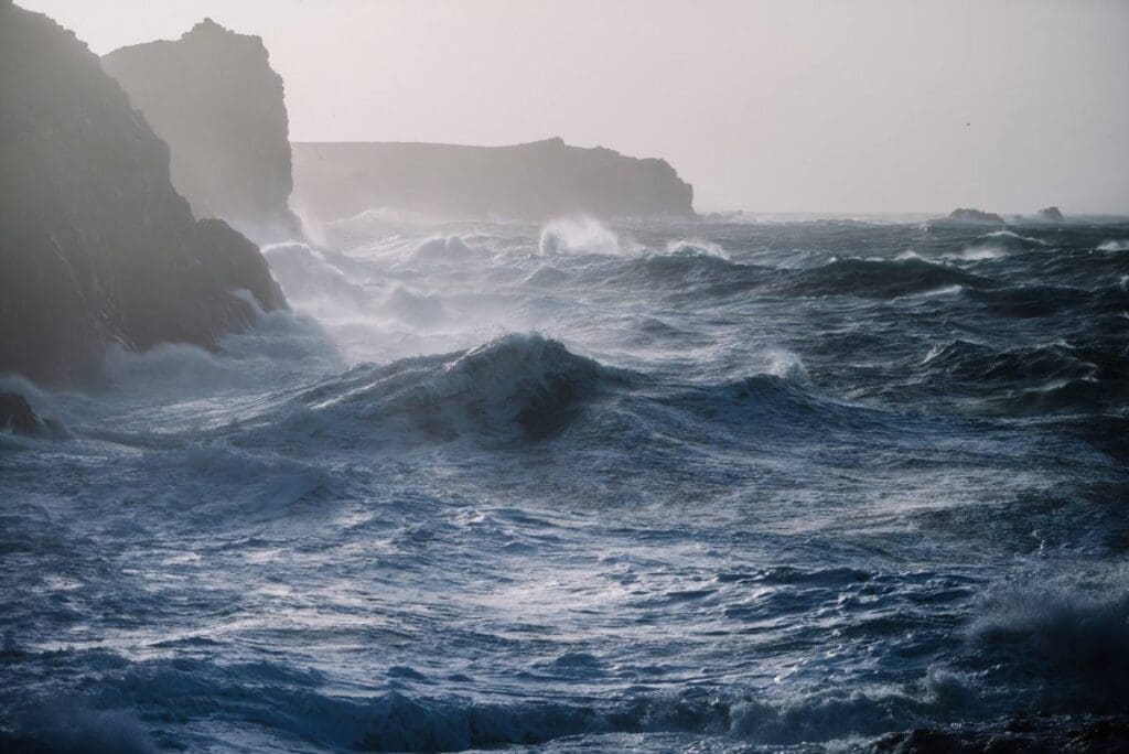 Climate change is reshaping spring storm patterns across the North Atlantic Image: sea waves crashing over rock formations (s. storm)