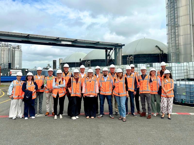 Potato juice to supply bio-based fatty acids for European industry Image: Representatives involved in the PACE project at an industrial processing facility. (s. Potato juice to supply bio-based fatty acids for European industry)