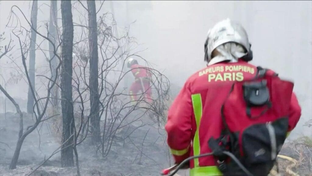 France and Spain battle 'unpredictable' wildfires as 300,000 evacuated Image: Firefighters, Paris, wildfire in Gironde