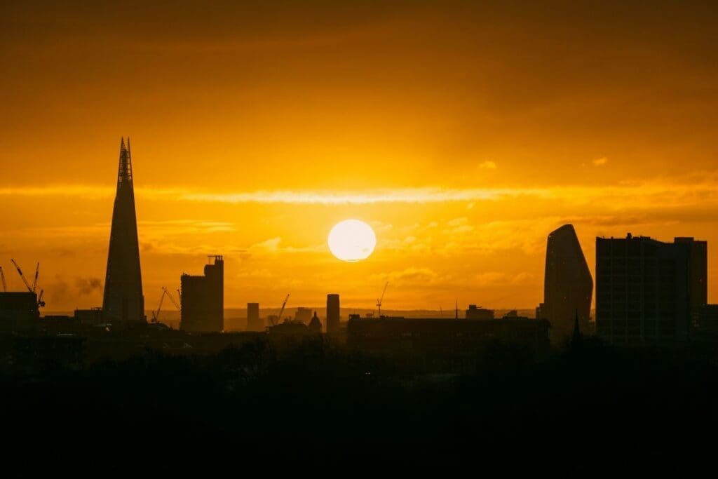 More than 2,700 died as result of heatwaves in England, researchers say Image: the sun is setting over the city of london