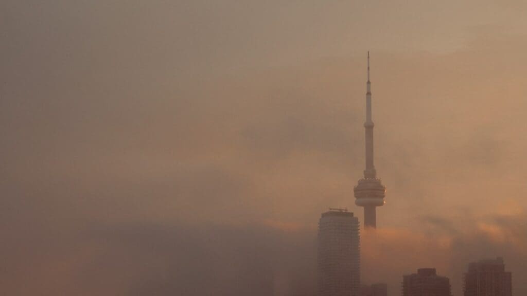 Canada faces one of its most intense fire seasons Image: fog in Toronto, Canada